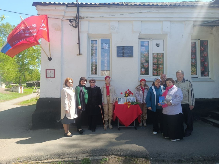 На здании начальной школы № 5 открыта мемориальная доска в память расположенного там в годы войны эвакогоспиталя..