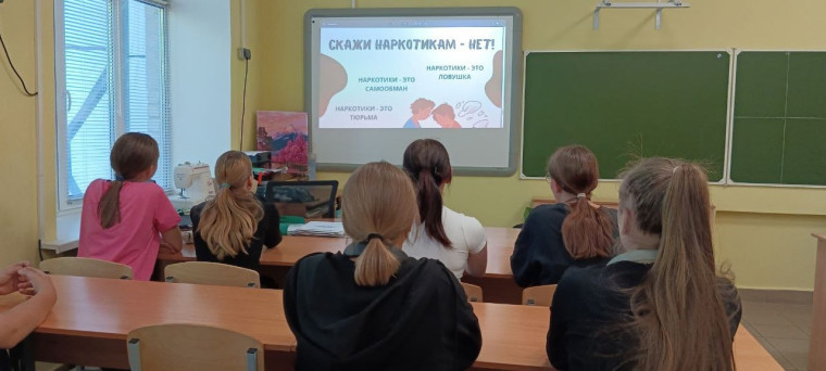 В школе проводятся ряд мероприятий на которых ребята узнают о важности здорового образа жизни.